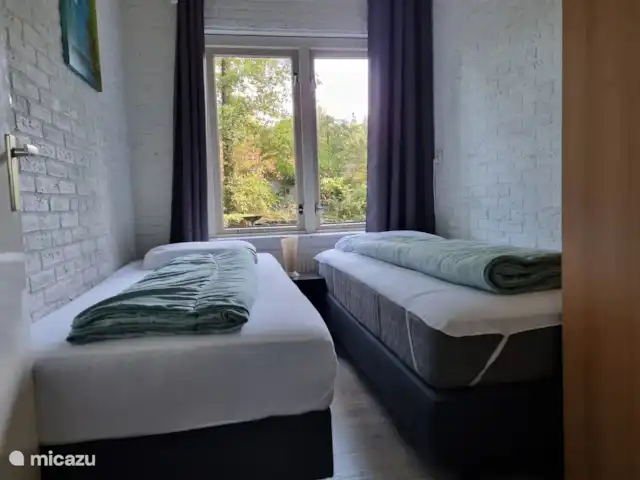 kleine slaapkamer beneden met goede boxspring bedden